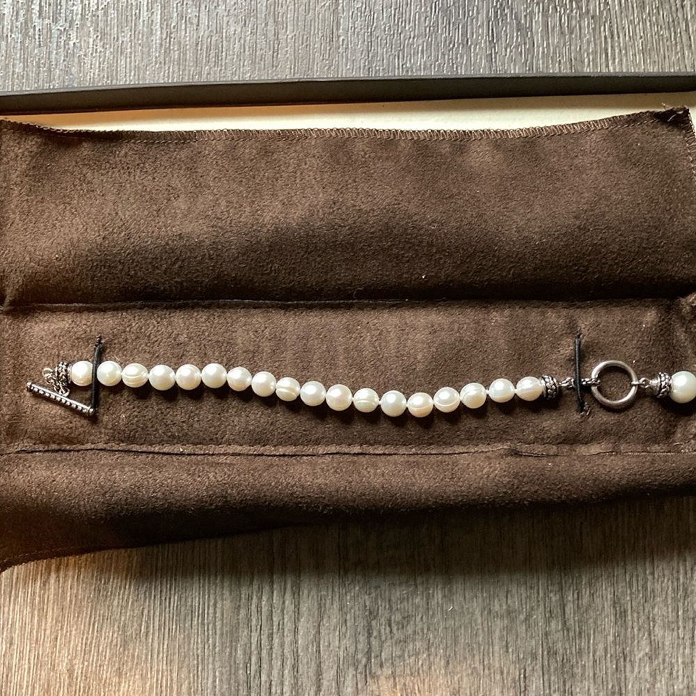 White pearl bead bracelet